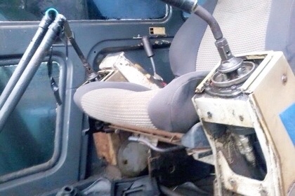 KOBELCO MARK II SK 120 รถบอดี้สวยพร้อมทำงานได้เลยครับ เครื่องยนต์เดิมๆปั๊มเดิมไม่มีเยิ้มทำงานไม่โหลดครับ ภายในเก๋งสะอาดสวยใช้งานง่ายคล่องตัวดี ภายนอกบูมอาร์มสวยมากไม่มีปะ ช่วงล่างแน่นดี เฟลมสวยไม่ผุ โรลเลอร์โซ่ใบแทรกสภาพดีประมาณ 60\% พร้อมใช้งาน เอกสารสัญญ