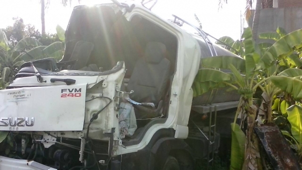 ด่วนๆขายเหมา2คันคู่ รถอุบัติเหตุพร้อมเล่มทะเบียน isuzu fvm 24 0   ฌ