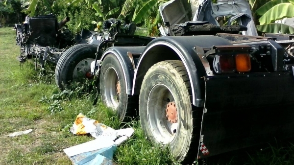 ด่วนๆขายเหมา2คันคู่ รถอุบัติเหตุพร้อมเล่มทะเบียน isuzu fvm 24 0   ฌ