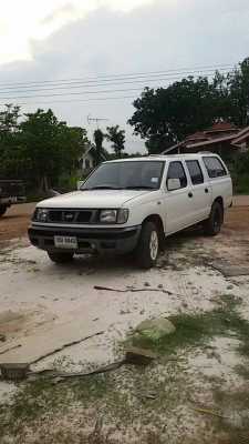 นิสสัน ฟรอนเทียร์ 4 ประตู