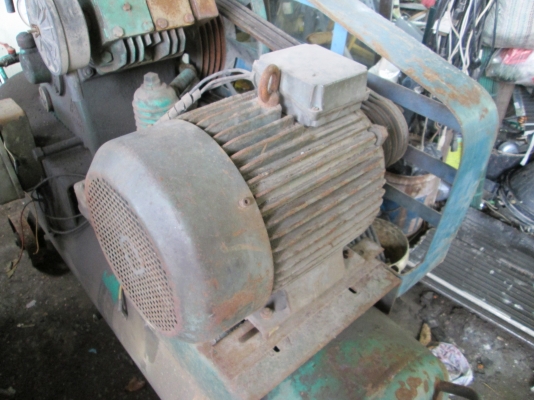 ปั้มลมขนาดใหญ่   สภาพดี   ไม่ได้ล้าง   ขายตามสภาพ ตามรูป