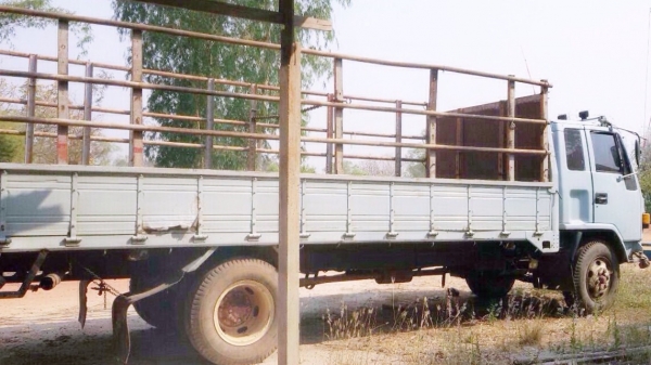 ISUZU ROCKY FRR 175 HP 6BG1 หกล้อบรรทุก กระบะคอกเหล็กความยาว 6 เมตรสภาพสวยพร้อมใช้งานได้เลย เครื่องยนต์แรงดีไม่มีเยิ้ม ภายในเก๋งคอนโซลสวยครบ พวงมาลัยเพาเวอร์ เบรคลม ช่วงล่างใหญ่คัชซีไม่มีบวม ยาง 9.00 ขอบ 20 สภาพดีประมาณ 65\% เอกสารทะเบียนครบพร้อม ราคาต่อรอ