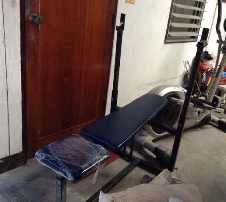 ขายเก้าอี้ออกกำลังเก้าอี้บาร์เบลดัมเบลมือสอง ปรับระดับได้ 1900 บาท ตามรูป สภาพดี