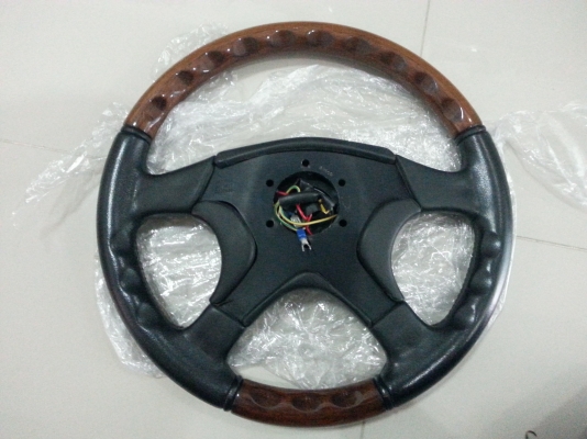 พวงมาลัยแต่ง momo 4 ก้าน เก่าญี่ปุ่นสภาพสวย พวงมาลัยแต่ง momo 4 ก้าน เก่าญี่ปุ่นสภาพสวย