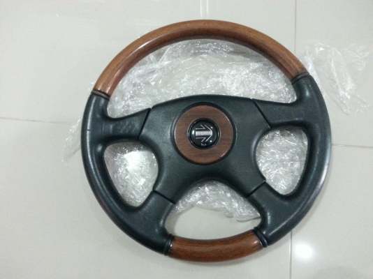 พวงมาลัยแต่ง momo  4 ก้าน เก่าญี่ปุ่นสภาพสวย