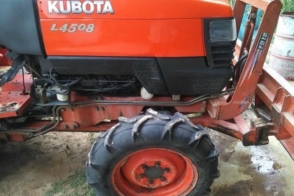 KUBOTA L4508 - 2 เพลา อุปกรณ์ครบพร้อมใช้งานได้เลยครับ รถทำงาน 1,848 ชม. เครื่องยนต์แห้งดีแรงดีไม่มีเยิ้ม อุปกรณ์มีใบดันหน้า ผานพรวน ช่วงล่างแน่นดี ยางสภาพดี 4 เส้นประมาณ 70\% พร้อมใช้งาน เอกสารทะเบียนครบ ราคาต่อรองได้ครับ