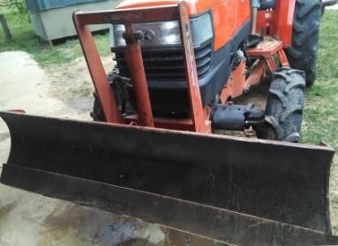 KUBOTA L4508 - 2 เพลา อุปกรณ์ครบพร้อมใช้งานได้เลยครับ รถทำงาน 1,848 ชม. เครื่องยนต์แห้งดีแรงดีไม่มีเยิ้ม อุปกรณ์มีใบดันหน้า ผานพรวน ช่วงล่างแน่นดี ยางสภาพดี 4 เส้นประมาณ 70\% พร้อมใช้งาน เอกสารทะเบียนครบ ราคาต่อรองได้ครับ