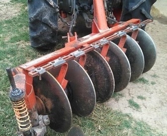 KUBOTA L4508 - 2 เพลา อุปกรณ์ครบพร้อมใช้งานได้เลยครับ รถทำงาน 1,848 ชม. เครื่องยนต์แห้งดีแรงดีไม่มีเยิ้ม อุปกรณ์มีใบดันหน้า ผานพรวน ช่วงล่างแน่นดี ยางสภาพดี 4 เส้นประมาณ 70\% พร้อมใช้งาน เอกสารทะเบียนครบ ราคาต่อรองได้ครับ