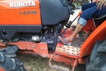 KUBOTA L4508 - 2 เพลา อุปกรณ์ครบพร้อมใช้งานได้เลยครับ รถทำงาน 1,848 ชม. เครื่องยนต์แห้งดีแรงดีไม่มีเยิ้ม อุปกรณ์มีใบดันหน้า ผานพรวน ช่วงล่างแน่นดี ยางสภาพดี 4 เส้นประมาณ 70\% พร้อมใช้งาน เอกสารทะเบียนครบ ราคาต่อรองได้ครับ
