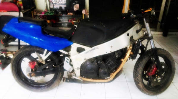 ขายซาก Yamaha FZR400 เครื่องไม่ติด กล่องเสีย มีอินวอยเครื่อง ไม่มีทะเบียน 12,000.- ไม่รวมส่ง ราคาต่อรองได้นิดหน่อย