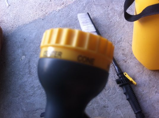 ถังฉีดน้ำอัดแรงดันแบบไม่ใข้ไฟฟ้าจากญี่ปุ่นพร้อมห้วฉีดแบบแปรงและหัวฉีดแบบรวม