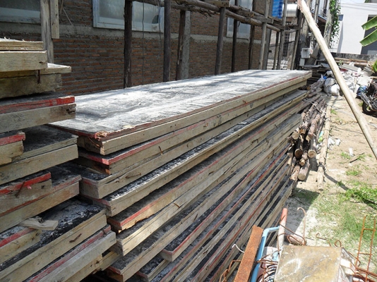 ขายถูกๆไม้แบบก่อสร้าง ใช้ไม้อัดดำคาดด้วยไม้หน้าสามแข็ง ยาว2.4เมตรกว้าง60cm. มีประมาณ30แผ่น