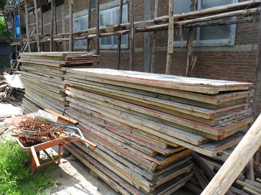 ขายถูกๆไม้แบบก่อสร้าง ใช้ไม้อัดดำคาดด้วยไม้หน้าสามแข็ง ยาว2.4เมตรกว้าง60cm. มีประมาณ30แผ่น