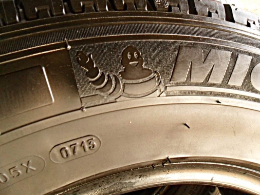 ยางรถกระบะขอบ15  มิชลิน205-70-R15ลงพื้นปี14 (4เส้น4,500บ)ดอกหนามาก90\%