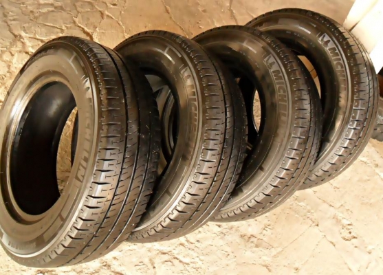 ยางรถกระบะขอบ15  มิชลิน205-70-R15ลงพื้นปี14 (4เส้น4,500บ)ดอกหนามาก90\%