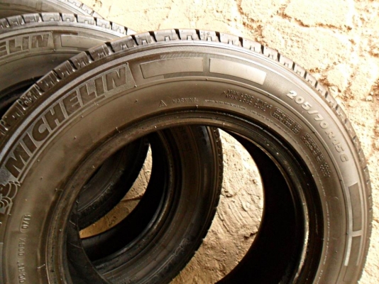 ยางรถกระบะขอบ15  มิชลิน205-70-R15ลงพื้นปี14 (4เส้น4,500บ)ดอกหนามาก90\%