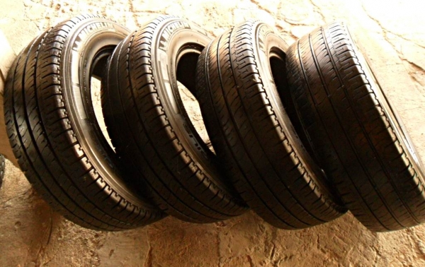 ยางรถกระบะขอบ15  มิชลิน205-70-R15ลงพื้นปี14 (4เส้น4,500บ)ดอกหนามาก90\%