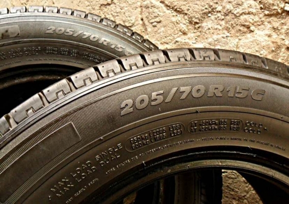 ยางรถกระบะขอบ15  มิชลิน205-70-R15ลงพื้นปี14 (4เส้น4,500บ)ดอกหนามาก90\%