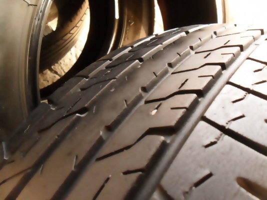 บริดสโตน195-65-R15ลงพื้นปี13 (4เส้น 2,600บ) บริดสโตน195-65-R15ลงพื้นปี13 (4เส้น 2,600บ)