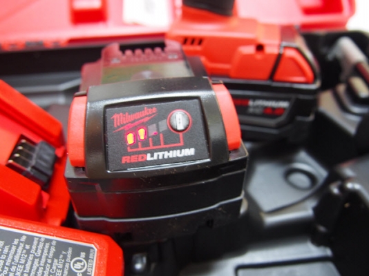 สว่านไร้สายไม่ใช้แปรงถ่านพร้อมด้ามจับ Milwaukee 2603-22 ไฟ18โวลท์พร้อมแท่นชาร์จแบ็ต2ก้อนและเคสพลาสติค