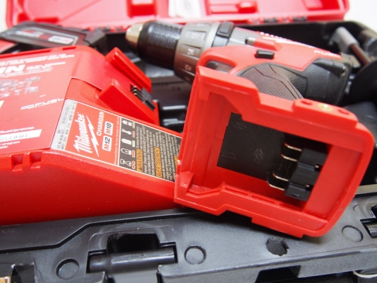 สว่านไร้สายไม่ใช้แปรงถ่านพร้อมด้ามจับ Milwaukee 2603-22 ไฟ18โวลท์พร้อมแท่นชาร์จแบ็ต2ก้อนและเคสพลาสติค