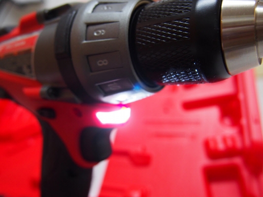 สว่านไร้สายไม่ใช้แปรงถ่านพร้อมด้ามจับ Milwaukee 2603-22 ไฟ18โวลท์พร้อมแท่นชาร์จแบ็ต2ก้อนและเคสพลาสติค