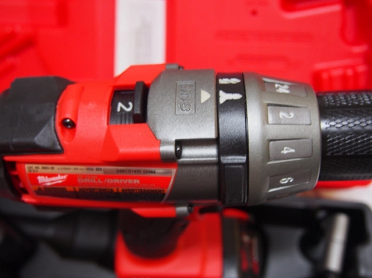 สว่านไร้สายไม่ใช้แปรงถ่านพร้อมด้ามจับ Milwaukee 2603-22 ไฟ18โวลท์พร้อมแท่นชาร์จแบ็ต2ก้อนและเคสพลาสติค