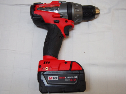 สว่านไร้สายไม่ใช้แปรงถ่านพร้อมด้ามจับ Milwaukee 2603-22 ไฟ18โวลท์พร้อมแท่นชาร์จแบ็ต2ก้อนและเคสพลาสติค