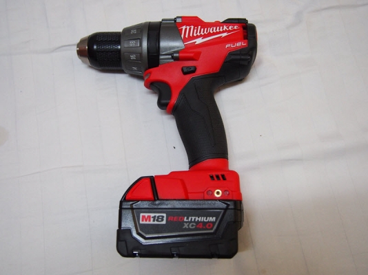 สว่านไร้สายไม่ใช้แปรงถ่านพร้อมด้ามจับ Milwaukee 2603-22 ไฟ18โวลท์พร้อมแท่นชาร์จแบ็ต2ก้อนและเคสพลาสติค