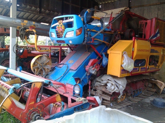 รถเกี่ยวข้าว ศักดิ์พัฒนา 210 แรง