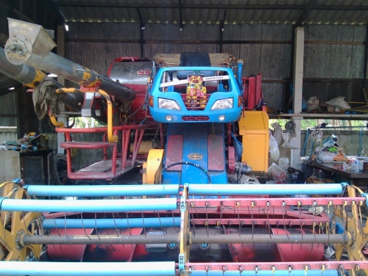 รถเกี่ยวข้าว ศักดิ์พัฒนา 210 แรง