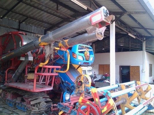 รถเกี่ยวข้าว ศักดิ์พัฒนา 210 แรง