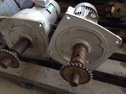 ขายมอเตอร์เกียร์หน้าแปรน Kimpo made in Taiwan 3HP. 380V อัตราทด 1:15 สภาพสวย วิ่งนิ่ม พร้อมใช้งาน มี 2 ตัวครับ ขายมอเตอร์เกียร์หน้าแปรน Kimpo made in Taiwan 3HP. 380V อัตราทด 1:15 สภาพสวย วิ่งนิ่ม พร้อมใช้งาน มี 2 ตัวครับ