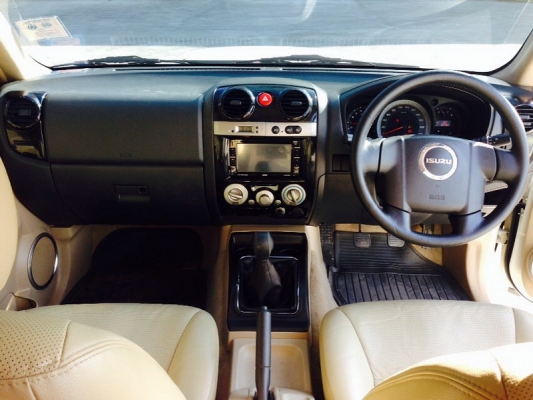 ISUZU D-MAX 4 ประตู 4WD ปี 2011 ตัว TOPรถสวย ARIBAG คู่ เบรค ABS เบาะหนัง มีจอทีวี+กล้องถอยหลัง สีสวย รถพร้อมใช้งาน จัดไฟแนนได้ ฟรีดาวน์