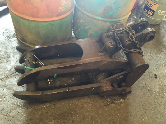 ขายด่วนตัวคีบไม้ คีบเหล็กสำหรับรถขุดPC40 เก่าญี่ปุ่น ถอดจากรถ 18,500