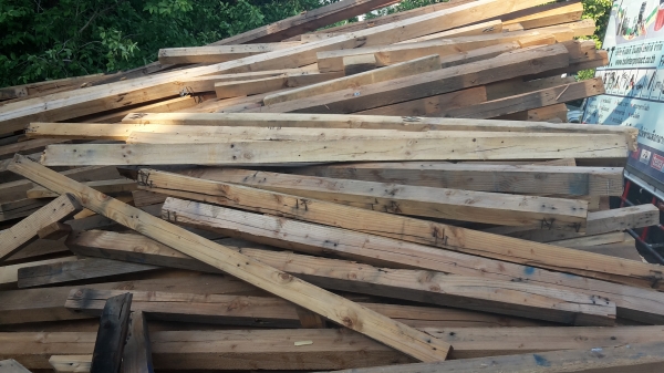 ขายไม้สนนอกเอาไปทำเพอร์นิเจอร์มีหลายขนาด4 นิ้ว 5นิ้ว ถึง10นิ้ว ยาวสูงสุด7เมตร ใส่รถ10ล้อใหญ่มาครับ ขายทั้งหมด 55000 บาท