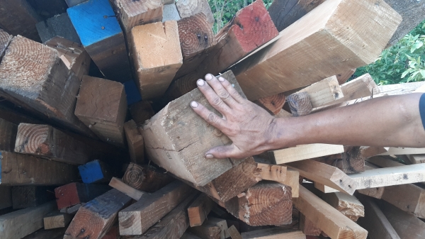 ขายไม้สนนอกเอาไปทำเพอร์นิเจอร์มีหลายขนาด4 นิ้ว 5นิ้ว ถึง10นิ้ว ยาวสูงสุด7เมตร ใส่รถ10ล้อใหญ่มาครับ ขายทั้งหมด 55000 บาท