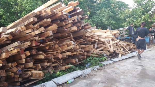 ขายไม้สนนอกเอาไปทำเพอร์นิเจอร์มีหลายขนาด4 นิ้ว 5นิ้ว ถึง10นิ้ว ยาวสูงสุด7เมตร ใส่รถ10ล้อใหญ่มาครับ ขายทั้งหมด 55000 บาท