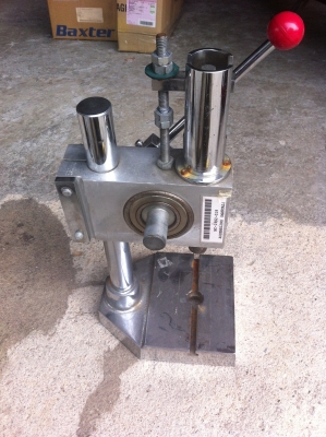 แท่นกดอัดขิ้นงานแบบตั้งโต็ะ ขนาดค่อนข้างใหญ่ หัวถอดสวมได้ต้ามต้องการ