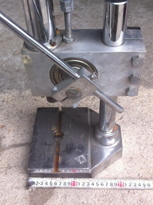 แท่นกดอัดขิ้นงานแบบตั้งโต็ะ ขนาดค่อนข้างใหญ่ หัวถอดสวมได้ต้ามต้องการ