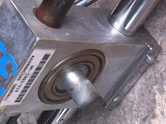 แท่นกดอัดขิ้นงานแบบตั้งโต็ะ ขนาดค่อนข้างใหญ่ หัวถอดสวมได้ต้ามต้องการ