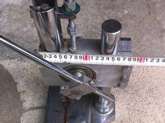 แท่นกดอัดขิ้นงานแบบตั้งโต็ะ ขนาดค่อนข้างใหญ่ หัวถอดสวมได้ต้ามต้องการ