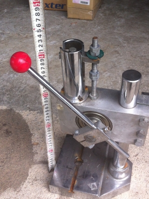 แท่นกดอัดขิ้นงานแบบตั้งโต็ะ ขนาดค่อนข้างใหญ่ หัวถอดสวมได้ต้ามต้องการ