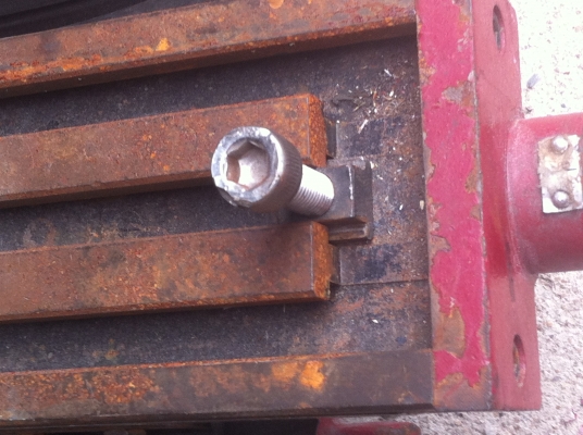 ขุดฐานเลื่อน X - Y ของเครื่องจักรแกนนเลื่อนซ้าย-ขวาได้ 30 ซม. ด้านบนมีร่องยึดขิ้นงาน