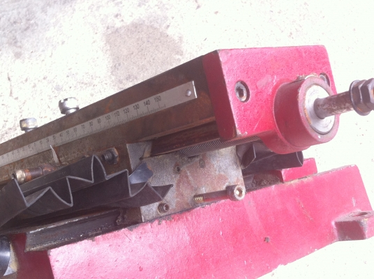 ขุดฐานเลื่อน X - Y ของเครื่องจักรแกนนเลื่อนซ้าย-ขวาได้ 30 ซม. ด้านบนมีร่องยึดขิ้นงาน