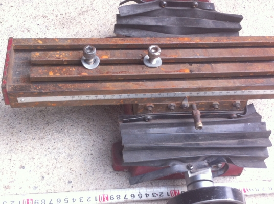 ขุดฐานเลื่อน X - Y ของเครื่องจักรแกนนเลื่อนซ้าย-ขวาได้ 30 ซม. ด้านบนมีร่องยึดขิ้นงาน