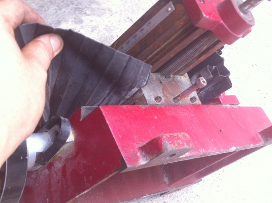 ขุดฐานเลื่อน X - Y ของเครื่องจักรแกนนเลื่อนซ้าย-ขวาได้ 30 ซม. ด้านบนมีร่องยึดขิ้นงาน