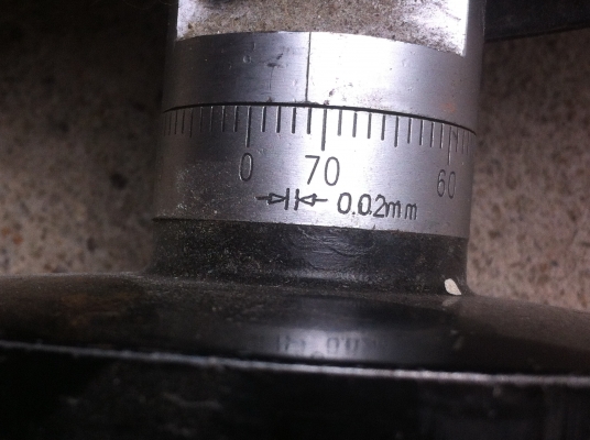 ขุดฐานเลื่อน X - Y ของเครื่องจักรแกนนเลื่อนซ้าย-ขวาได้ 30 ซม. ด้านบนมีร่องยึดขิ้นงาน