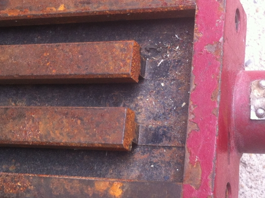 ขุดฐานเลื่อน X - Y ของเครื่องจักรแกนนเลื่อนซ้าย-ขวาได้ 30 ซม. ด้านบนมีร่องยึดขิ้นงาน