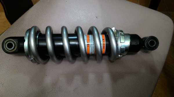 ขายโช็คหลังkawasaki versus 2011(เดิมเก่าเก็บ) ขายโช็คหลังkawasaki versus 2011(เดิมเก่าเก็บ)